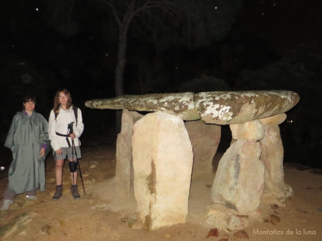 Raquel y Anna en el Dolmen de Pedra Gentil